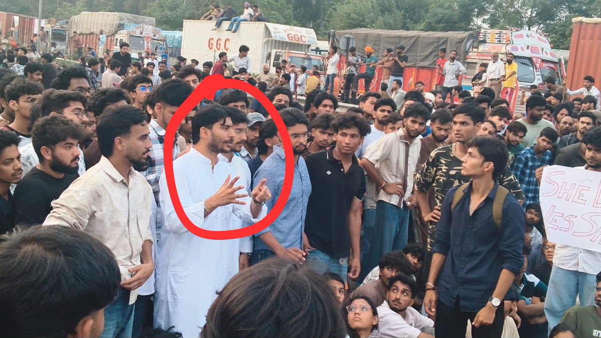 vinayymishraap's tweet photo. हँसते खेलते हुए पंजाब को BJP देखना नहीं चाहती है, और BJP किसी भी राज्य में पैर जमाने के लिये दंगा और आगजनी करती है। जालंधर के LPU यूनिवर्सिटी में भीड़ को लाल घेरे में खड़ा ABVP का नेता गौरव वीर सोहल हुआ जो लगातार भीड़ को भड़का रहा था एयर अफवाह फैलाने में मदद कर रहा था। जबकि LPU में किसी तरह का कोई रेप या हत्या हुआ ही नहीं। अब ये साफ़ हो गया की LPU में लगाया हुआ आग BJP प्रायोजित था और कांग्रेस-अकाली मिल कर इस आग को हवा दे रहे थे।