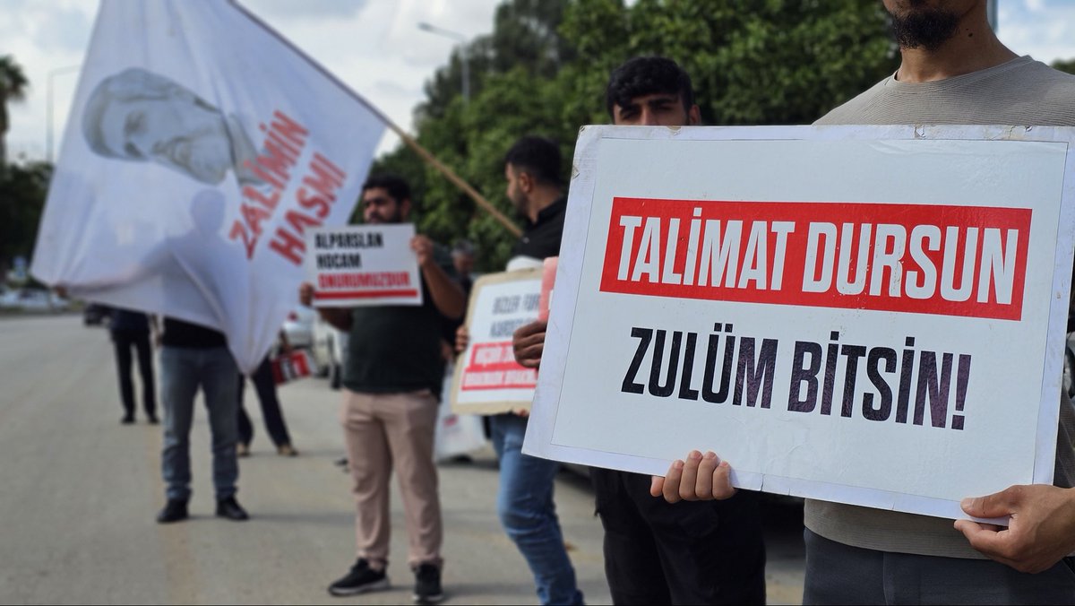 furkanhareketiT's tweet photo. ADANA ADLİYESİ ÖNÜNDEYİZ! 

Anayasal haklarını kullanmak isterken darp edilerek gözaltına alınan 31 kardeşimizin bugün görülecek mahkemesi için Adana Adliyesi önünde bekliyoruz. 

Talimat Dursun, Zulüm Son Bulsun!
Kardeşlerimizi Serbest Bırakın!

AdaletIstemek SuçDeğil
#AdanaAdliyeOnüBekleyiş
Kardeşlerimizi SerbestBırakın