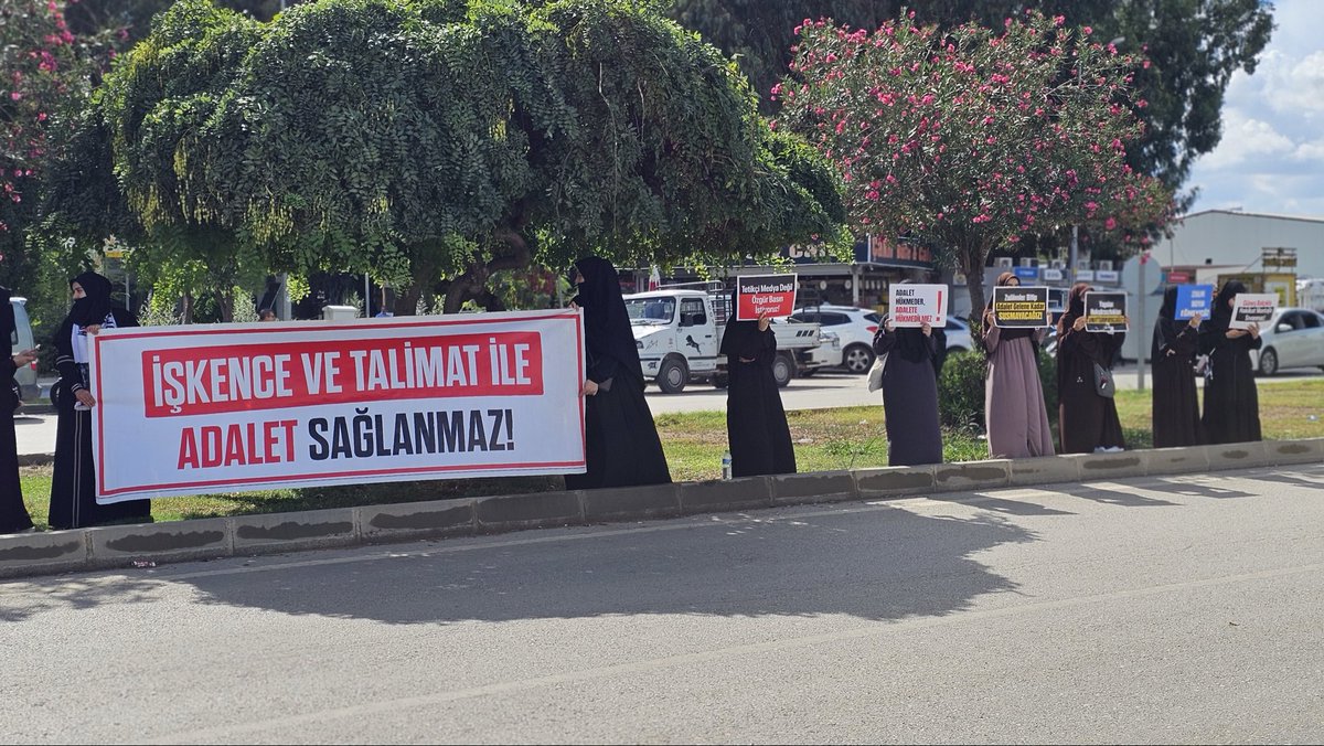 furkanhareketiT's tweet photo. ADANA ADLİYESİ ÖNÜNDEYİZ! 

Anayasal haklarını kullanmak isterken darp edilerek gözaltına alınan 31 kardeşimizin bugün görülecek mahkemesi için Adana Adliyesi önünde bekliyoruz. 

Talimat Dursun, Zulüm Son Bulsun!
Kardeşlerimizi Serbest Bırakın!

AdaletIstemek SuçDeğil
#AdanaAdliyeOnüBekleyiş
Kardeşlerimizi SerbestBırakın