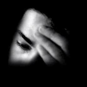 mrlmry152905's tweet photo. مساء يتوسد ملامح الغرباء
وينسدل على شرفاتِ العتمة
يتوجس خيفة ان تأتي
الذكريات في هدوء الليل
حين اغرق بالتأمل في النجوم
اللامعة
ودهاليز الحياة التي
أرهقتها رياح السنين
 فهناك ذكريات تفوح
من بخورِ افكاري
تجرُّني الى منعطفات الحيرة
و خلف تلال الروح هناك
حكاياتٌ رُسمت
على ملامحِ ايامي
أرضعتني دموعَ الكلمات
حتى غدوت
أقتاتُ من أُجاج البحر
وأرتق صمت العمر
بخيط الوجد
#مهاجر
#مقهى_الخزامى