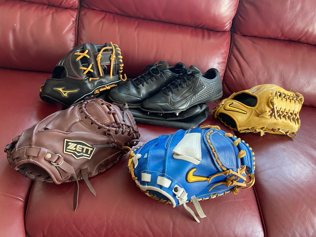 matk_59's tweet photo. 仕事から帰って来て、じっくりグラブとスパイク磨き。
試合形式の練習では、小学生以来のセカンド入ったりもあるから、内野手グラブを新調しようかな…30歳、まだまだ技術も磨いていきます⚾️ https://t.co/poQJPAMeGP