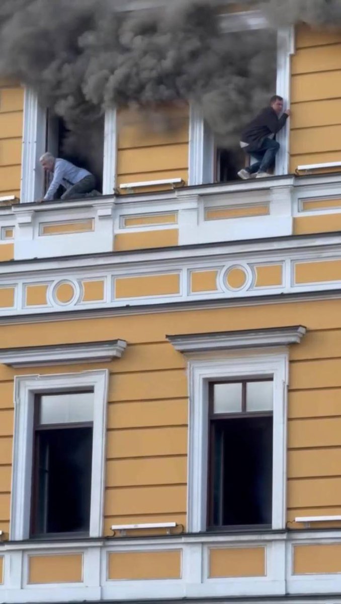 Xenta777's tweet photo. People are climbing out of the windows to avoid burning alive inside the National Academy of Sciences of Ukraine, which was attacked by a russian Shahed
This is right in the heart of Kyiv
Where is the world's reaction???
Where are the UN or the Red Cross???
At least some deep concern - or does nobody care anymore???
People, what is wrong with you???
