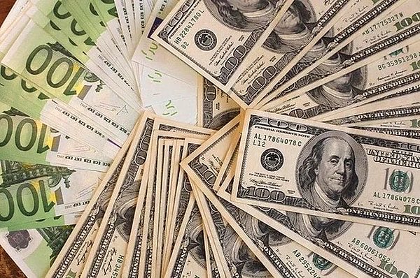 alpkilincx's tweet photo. Merkez Bankasının borcu 26 milyar dolarken, Eylül ayında gerçekleştirilen fon vurgunu 20 milyar dolar. Türkiye tarihi boyunca yapılmış en büyük dolandırıcılığa şahit olduk. 

Ancak devlet hiç kimseye acımayacaktır. Sıradan vatandaşlar bankadan 100 bin TL gönderirken bile açıklama yazmak zorundayken, bu şahıslar milyarları alıp götürdü. 

Yurt dışına kaçmış olsalar dahi hepsi kollarından tutulup tek tek bu ülkeye geri getirilecektir, çünkü tarih böyle bir hırsızlık görmedi. 

Hem vatandaşların hem de yetkili kurumların son derece öfkeli olduğuna ve bu işin peşini bırakmayacağına eminim. Biraz zaman alacak olsa da bu durum mutlaka çözülecektir.

Ülkemize yıllardır yabancı yatırımcı gelmiyor. Borsadaki manipülasyonlar ve dolandırıcılıklar yüzünden belirli gruplar kendi aralarında örgütlenerek istedikleri hisseleri indirip kaldırmaya başladı. Bu süreçte hem küçük yatırımcıyı yok ettiler hem de büyük yatırımcıları yıprattılar.

Yapılan operasyonların ardından havanın tekrar pozitife döneceğine ve yabancı yatırımcıların güven duyarak ülkemize geri geleceğine inanıyorum. Şu anki öncelik ise içimizdeki bu pisliği ve hırsızları temizlemektir.
