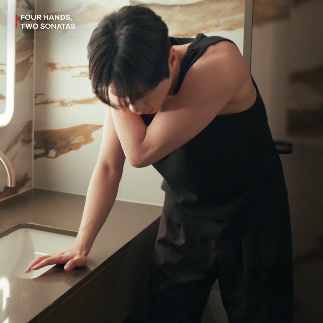 Netflix_PH's tweet photo. alam kong masakit yung injury ni jeong-yo at this moment pero ang laki lang nung dalawang distraction sa harap ko right now 💪💪

#FourHandsTwoSonatas #FourHandsTwoSonatasEp10 #LeeJunyoung https://t.co/W6Sl5W1y3F