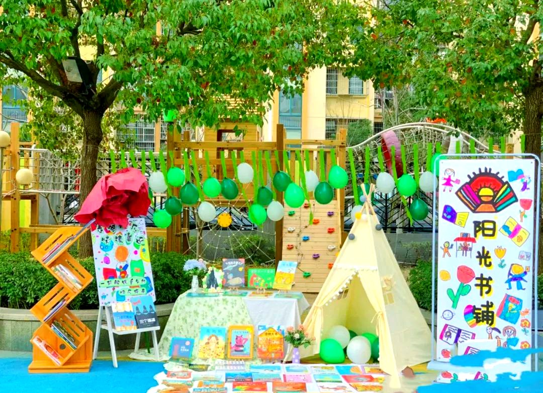 Cheribgddb's tweet photo. [Ven a nuestro mercadillo comunitario este sábado en la plaza principal! Con artículos hechos a mano, comida local y juegos para nios. Te esperamos de 10 a 14h!]， https://t.co/pFsI5FpNdD