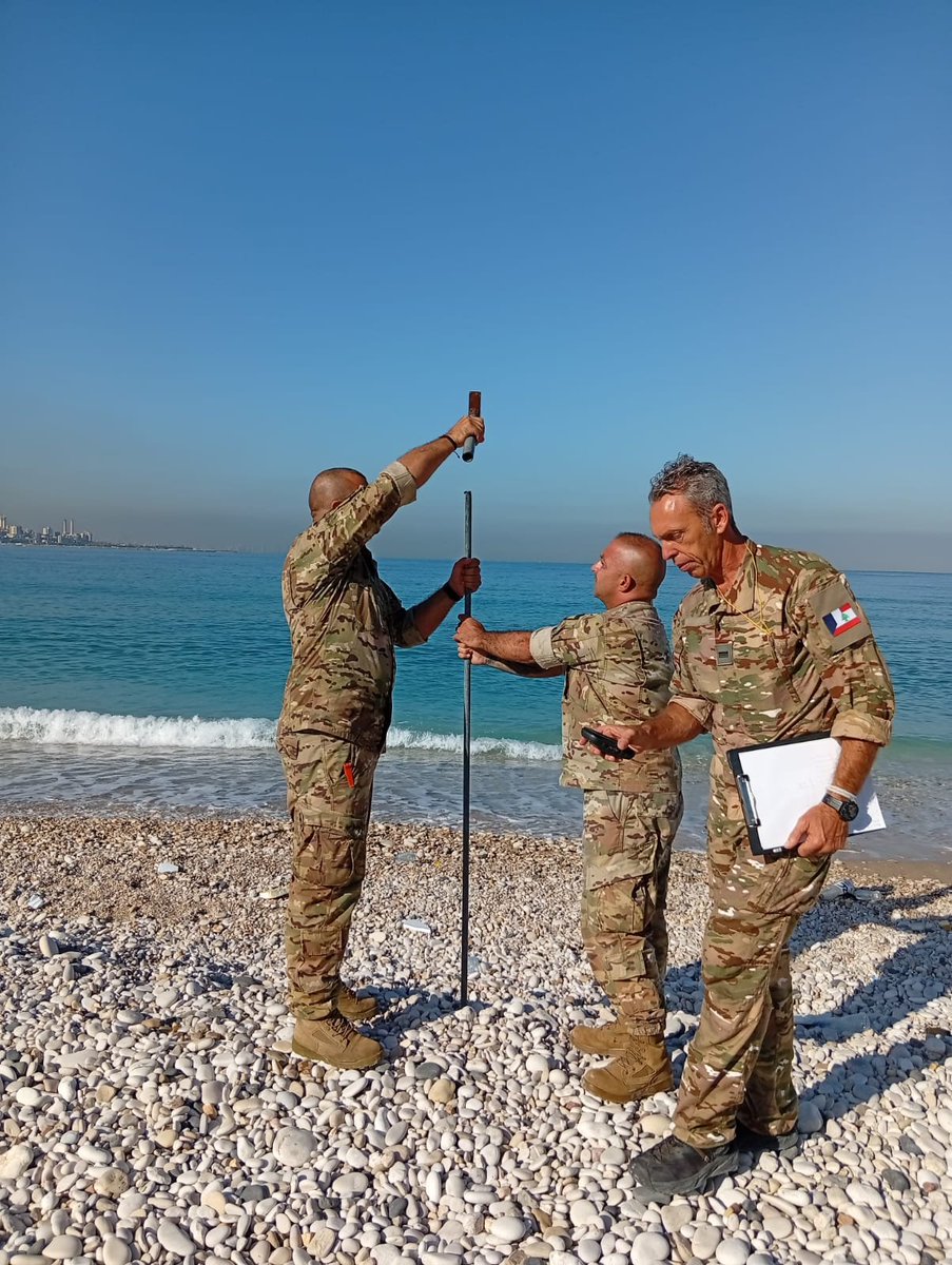 MissionDefLiban's tweet photo. La 🇨🇵 accompagne les Forces Maritimes 🇱🇧 dans la consolidation de leurs capacités amphibies. 
Durant une semaine, les marins libanais ont ainsi pu parfaire leurs savoir-faire aux techniques de reconnaissance de plage destinée aux engins amphibies.
#Marine #DCSD #CECMED #ALFAN https://t.co/RKfaOBjw7S