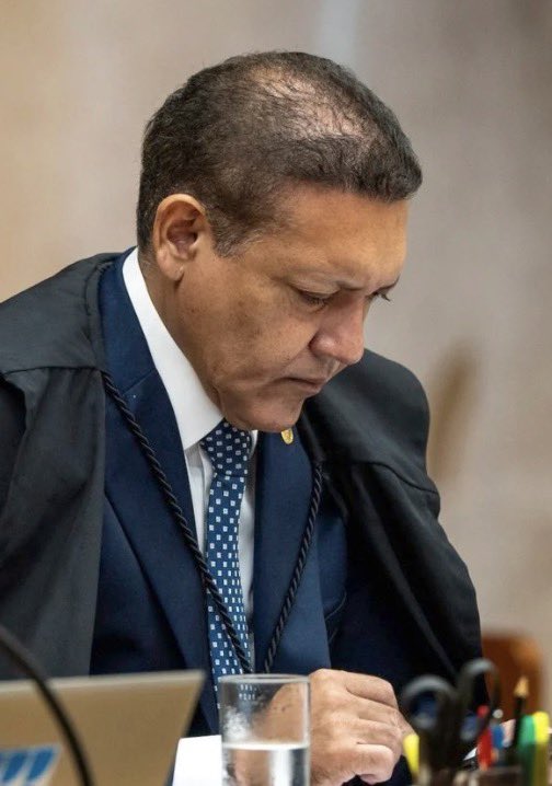 Pri_usabr1's tweet photo. Kassio Nunes Marques, presidente do TSE, se reúne com Fachin nesta segunda.

A pauta: Flávio Dino e Gilmar Mendes montaram um TSE paralelo e decidem matéria eleitoral fora do tribunal da eleição.

Quer que Fachin barre a manobra https://t.co/kV964vveNO