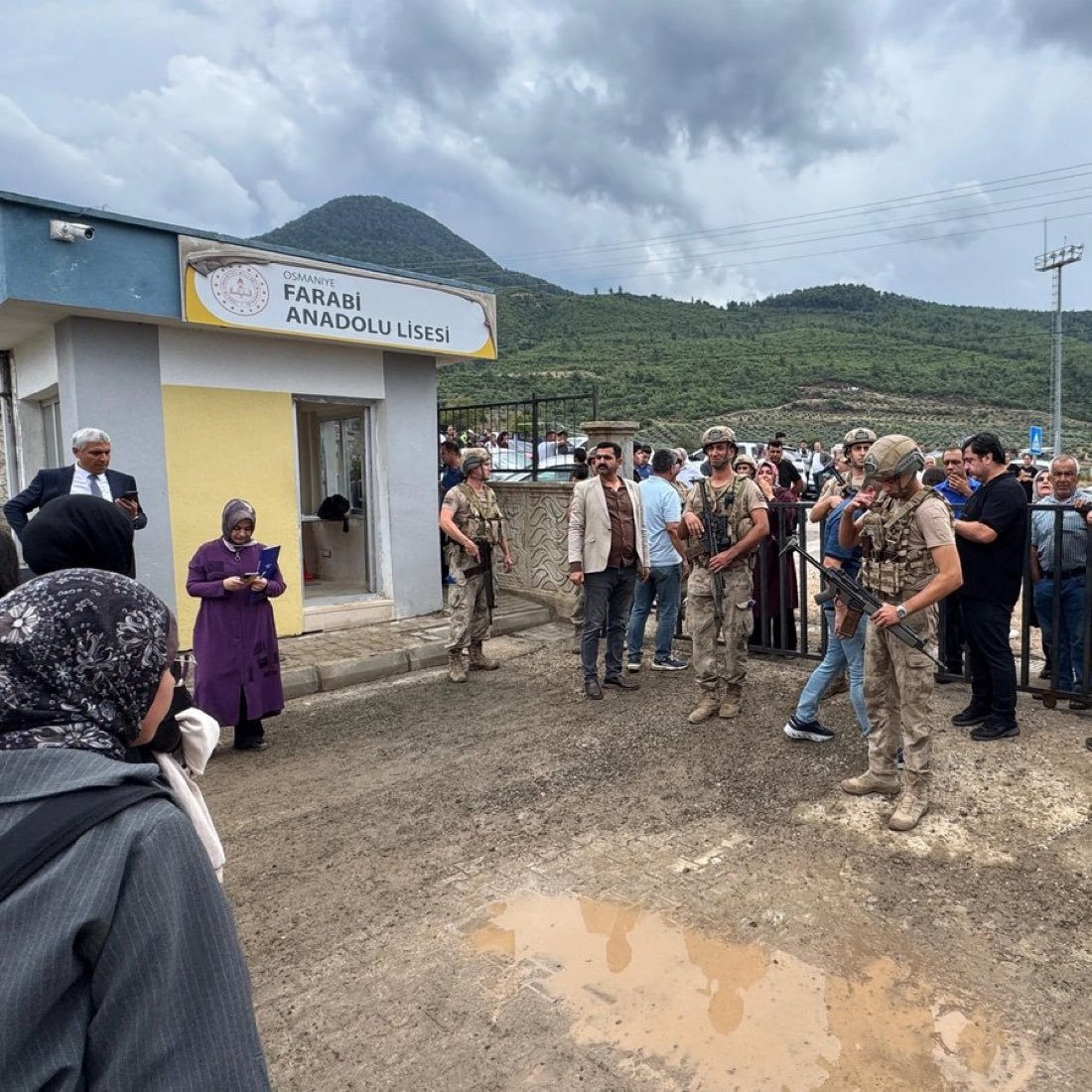 ToplumsalMht213's tweet photo. Osmaniye’de Farabi Anadolu Lisesi’nin bahçesinde bir kişi, bir öğretmene ruhsatsız tabancayla ateş etti. 

Ağır yaralanan öğretmen, kaldırıldığı hastanede yaşamını yitirdi.

Saldırganın, öğretmenin yeğeni olduğu öne sürüldü. https://t.co/5OSlhYuJ39
