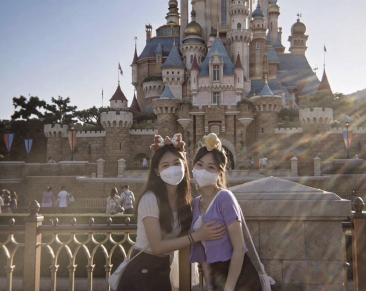 yuukkkee's tweet photo. 🏰 喂呀！你隻手到底擺緊喺邊度啊?!😡😤wtfffff

💜 喺迪士尼城堡前，明明大家係公主，結果你直接喺眾目睽睽之下伸手抓過嚟🤣😇clsss

Pls follow for more!!~~

#polyu #polyunursing #nursing #理大 #護士學妹 #香港學生妹 #ocamp #hkmodel #hkgirl https://t.co/WCl2MfKEyZ