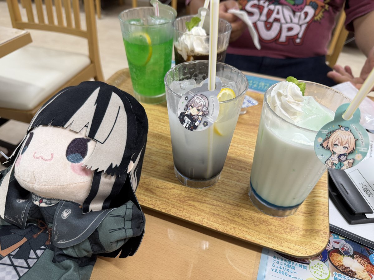 InvisibleBorder's tweet photo. フロライフ 癒しの湯めぐり旅

コラボカフェぎりぎりやってる時間帯に池袋にいるじゃん？
行くじゃんね？？

今回のコラボでは全く無関係、会社が同じだからということで、らでんさんと一緒に https://t.co/lhOC8OVwXr