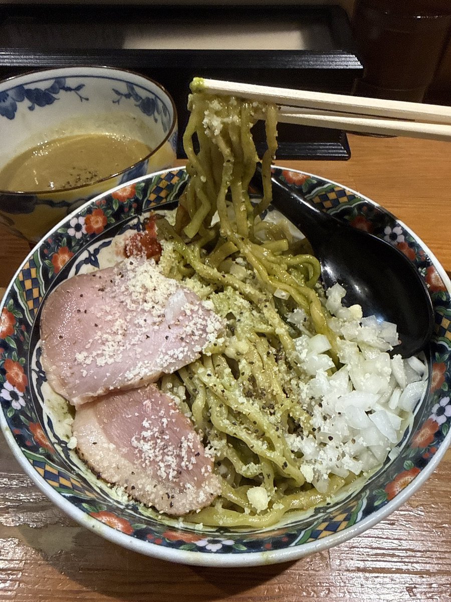 one1oneone1one's tweet photo. 亀戸 つきひ
限定 バジルと濃厚牡蠣の和えつけ蕎麦
限定 秋刀魚油の和え玉

珍しく月曜昼営業無くて,週末の残り福頂きに夜凸💨
余りにもバジル和え麺旨くて中々牡蠣つけ汁に至らず,やっといけた時には更なる牡蠣バジルの旨さに麺が足らず,和え玉をまずバジル丼に投入,最終的に秋刀魚バジル牡蠣で昇天😋 https://t.co/HcwgNTrr5R