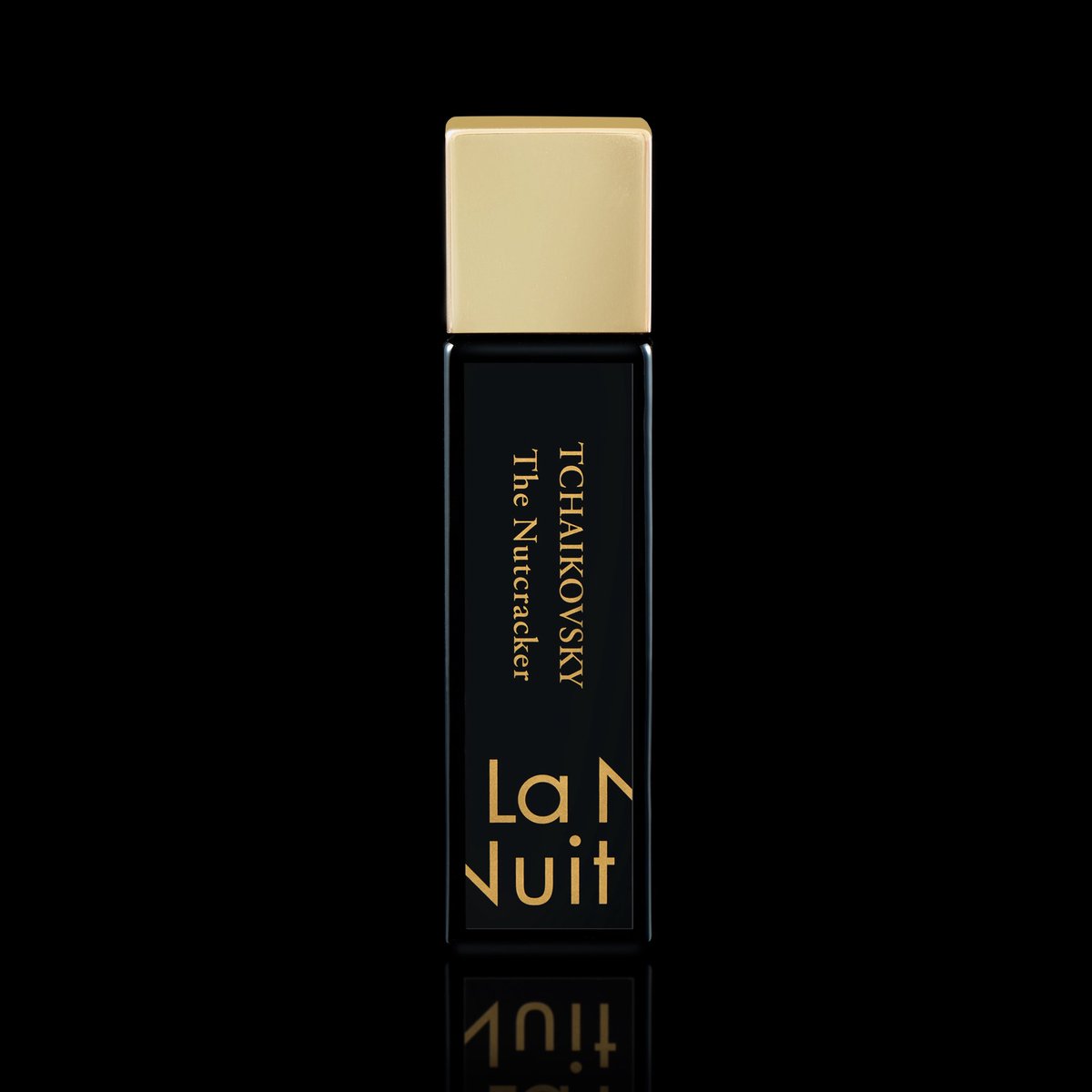 NuitMusique's tweet photo. 【ラニュイ パルファン5周年 新作⑤】
THE NUTCRACKER Eau de Parfum
くるみ割り人形 オードパルファン

真夜中、甘い夢の扉がひらく。

チャイコフスキー《くるみ割り人形》を、FLAIRのカミーユ・シュマルダンが香りへ。

ドラジェとフレッシュアーモンド。
パウダリーなバイオレット。
クリスマスティーと、シナモンを振りかけたホットチョコレート。
最後にバニラとサンダルウッドが柔らかく残る。

砂糖菓子のきらめきと、クリスマスの記憶。
甘い。でも、甘すぎない。

真夜中の幻想のお菓子の国を閉じ込めた《くるみ割り人形》。

30mL / ¥19,800（税込）

10/7 伊勢丹新宿店「サロン ド パルファン 2026」先行発売
10/23 全国発売

Perfumer: Camille Chemardin / FLAIR

#ラニュイパルファン #Tchaikovsky #サロパ