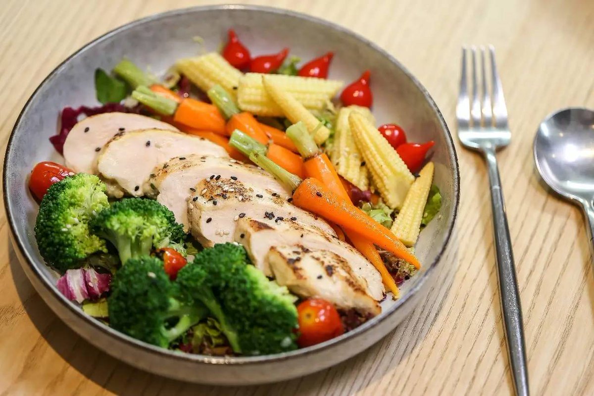 Jacalynrb0x's tweet photo. Plan de减脂？No, come bien: pechuga de pollo a la parrilla + ensalada de espinaca + aguacate. Ligero, sabroso y perfecto para tu día! https://t.co/X36AHrabPV