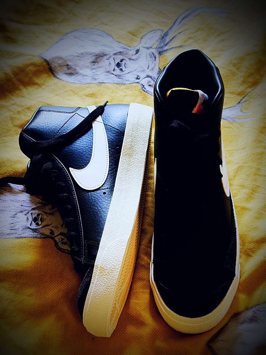 JazperBlueII's tweet photo. What time is it? 

SNEAKERS 👟 Time!!

Got a couple of new awesome pairs:

Jordan 4  “Black Cat”
Nike Blazer mid ‘77 “Black/white”

Thanks @Sneakerdom19 for sorting me out, the best sneakers guy ever!! 

#sneakers #nike #sneakerpup https://t.co/8A32wec8Uj