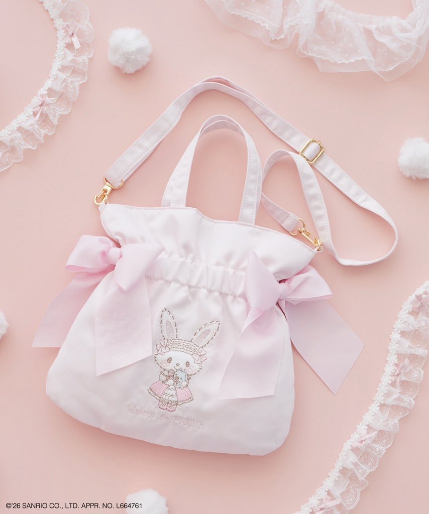 MaisondeFLEUR1's tweet photo. ＼受注生産／
Maison de FLEUR×
Wish me mell & Cinnamoroll

ウィッシュミーメル15周年をお祝いした
特別なコラボアイテムが登場🎀

ドレスアップしたウィッシュミーメルと
お祝いにかけつけたシナモロールを
ワッペン刺繍で表現したトートバッグや、
ぬいぐるみチャームなど全4アイテム✨

https://t.co/CfCURhAr4M