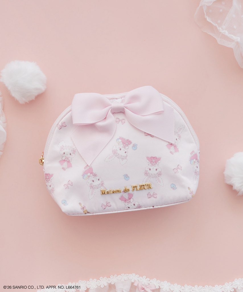 MaisondeFLEUR1's tweet photo. ＼受注生産／
Maison de FLEUR×
Wish me mell & Cinnamoroll

ウィッシュミーメル15周年をお祝いした
特別なコラボアイテムが登場🎀

ドレスアップしたウィッシュミーメルと
お祝いにかけつけたシナモロールを
ワッペン刺繍で表現したトートバッグや、
ぬいぐるみチャームなど全4アイテム✨

https://t.co/CfCURhAr4M