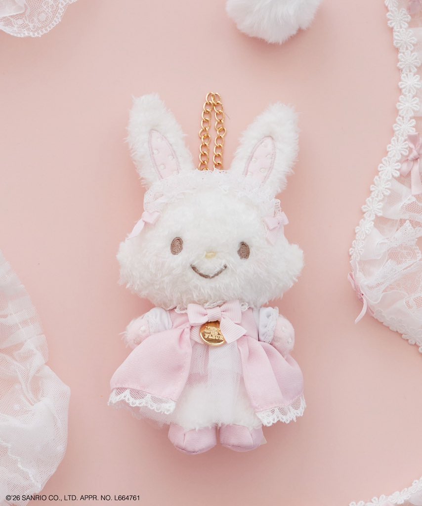 MaisondeFLEUR1's tweet photo. ＼受注生産／
Maison de FLEUR×
Wish me mell & Cinnamoroll

ウィッシュミーメル15周年をお祝いした
特別なコラボアイテムが登場🎀

ドレスアップしたウィッシュミーメルと
お祝いにかけつけたシナモロールを
ワッペン刺繍で表現したトートバッグや、
ぬいぐるみチャームなど全4アイテム✨

https://t.co/CfCURhAr4M