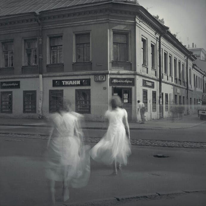 eyeonaxis's tweet photo. City of Shadows. Saint Petersburg, Russia, 1990s. Photo by Alexey Titarenko. 

After the fall of the USSR, despair and alienation settled over the city. Feeling this most near metro stations, Titarenko used long exposures of several seconds, sometimes minutes, turning the crowds into shadowy figures.