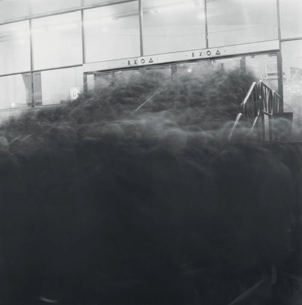 eyeonaxis's tweet photo. City of Shadows. Saint Petersburg, Russia, 1990s. Photo by Alexey Titarenko. 

After the fall of the USSR, despair and alienation settled over the city. Feeling this most near metro stations, Titarenko used long exposures of several seconds, sometimes minutes, turning the crowds into shadowy figures.