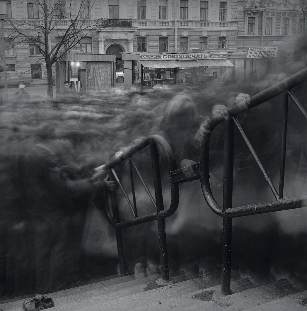 eyeonaxis's tweet photo. City of Shadows. Saint Petersburg, Russia, 1990s. Photo by Alexey Titarenko. 

After the fall of the USSR, despair and alienation settled over the city. Feeling this most near metro stations, Titarenko used long exposures of several seconds, sometimes minutes, turning the crowds into shadowy figures.
