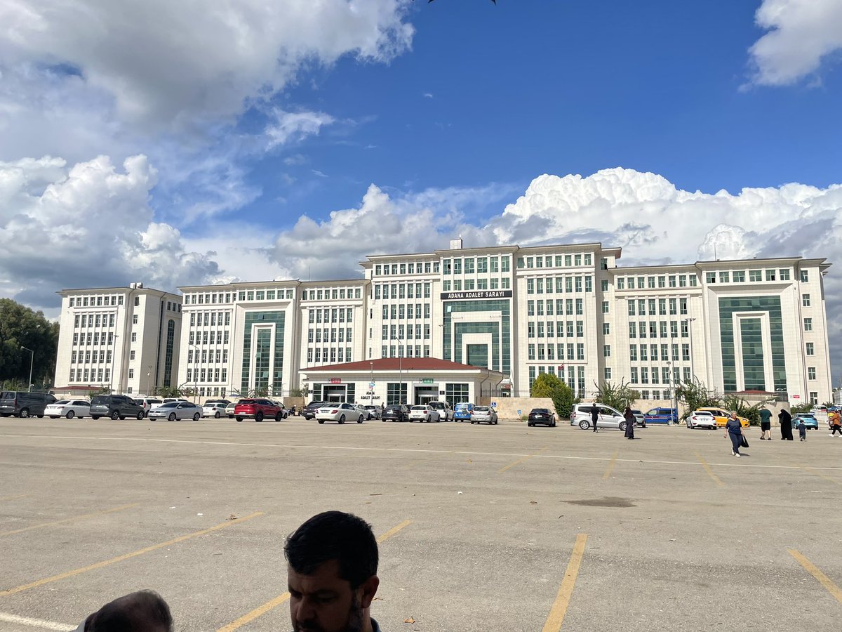 yakupsahinfh's tweet photo. Adaletin sarayını yapmışlar!
Sarayın sopasını yiyorsun ama “adalet” belki gelir diye bekliyorsun. İşte  böyle bir ülke..

AdaletIstemek SuçDeğil
#AdanaAdliyeOnüBekleyiş
Kardeşlerimizi SerbestBırakın https://t.co/jPbsUsRGOO