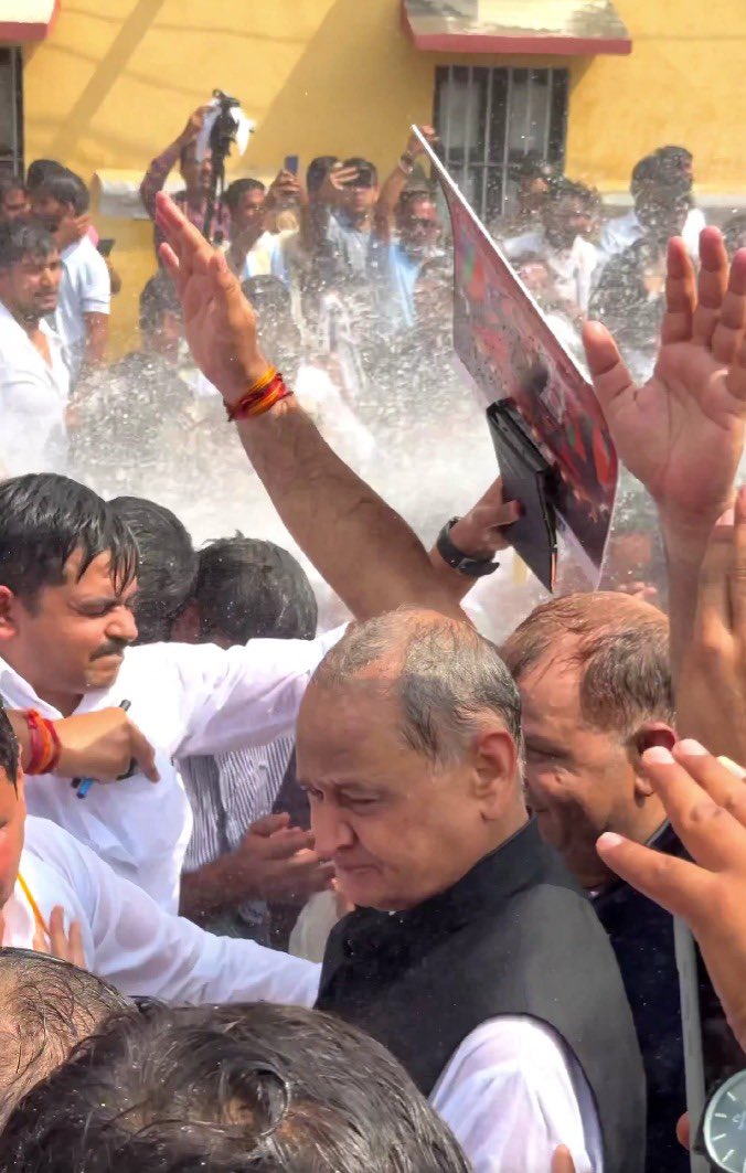8PMnoCM's tweet photo. संघर्षशील गहलोत https://t.co/kingRIq779
