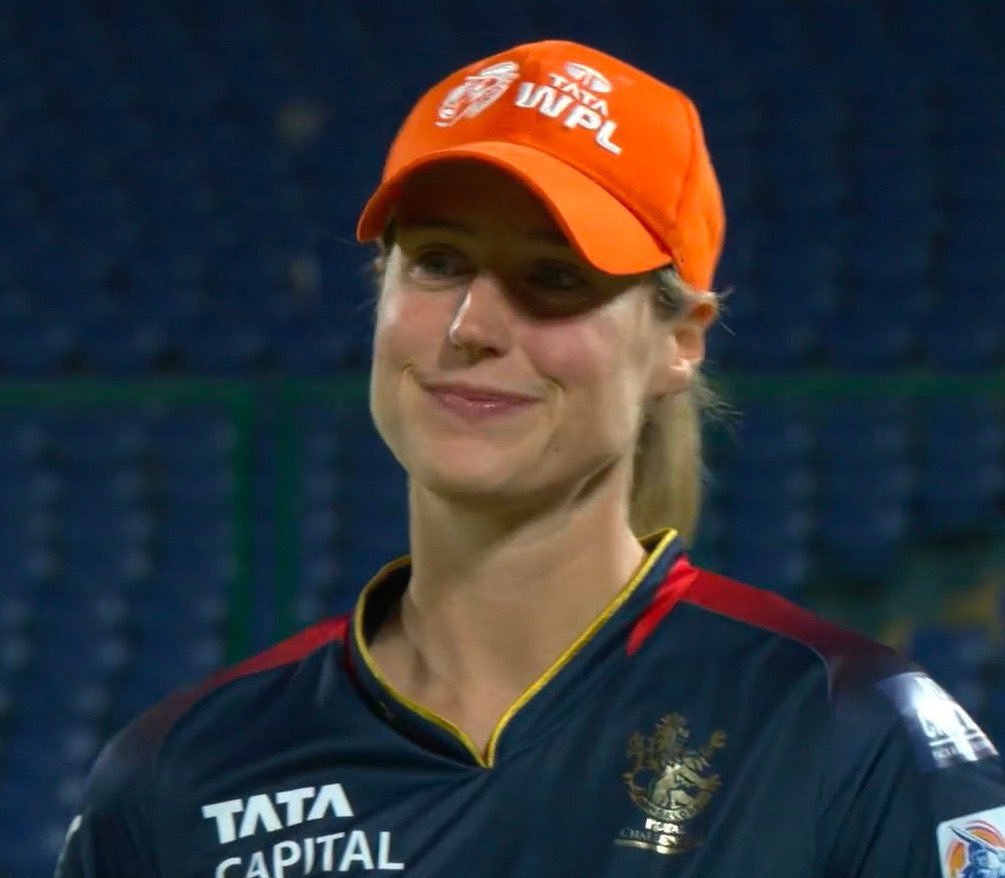 Chiefsignedoff's tweet photo. Thanks for carrying this irrelevant franchise @imVkohli 👑@EllysePerry 💂 https://t.co/OccMaBf68J