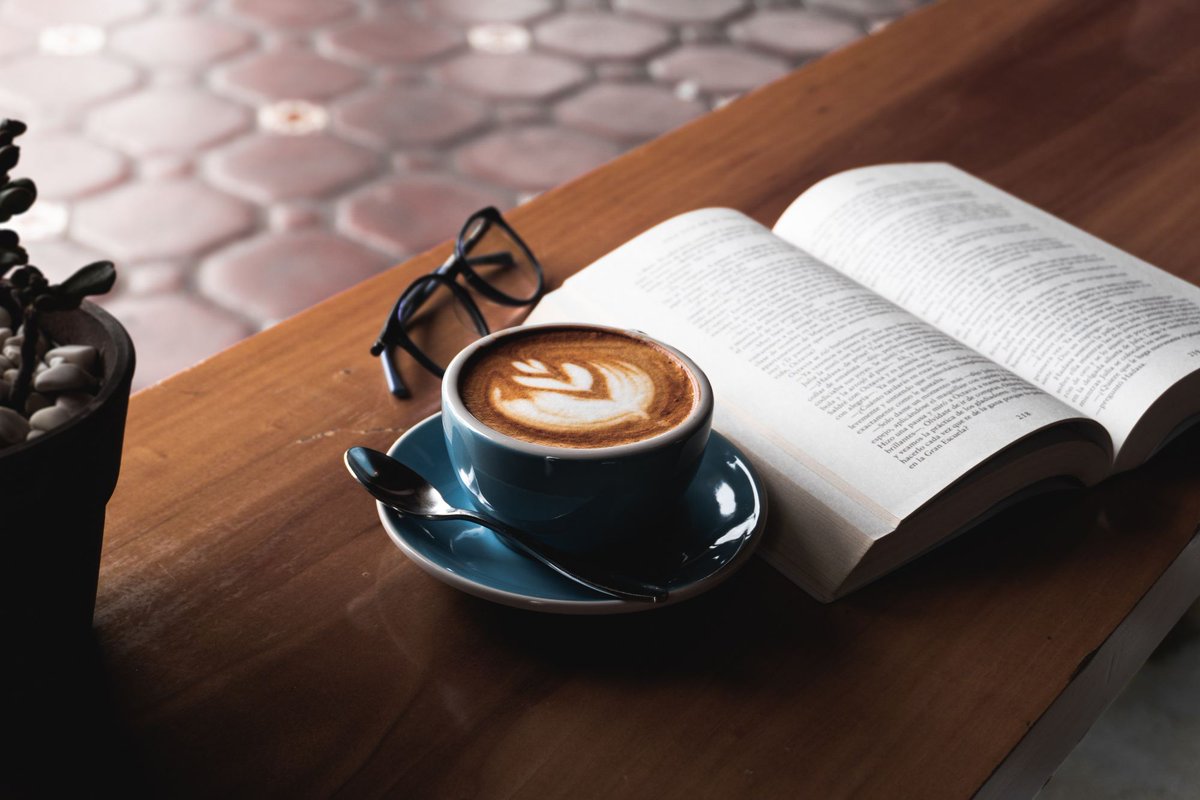 MimiVathroptr's tweet photo. Hora de descansar! Café frío + buena música + un libro = el descanso ideal para recargar energías. ， https://t.co/FFofIg3ccT
