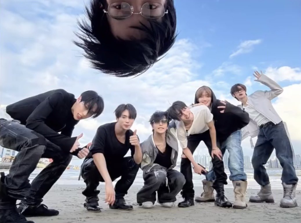 1oveleo's tweet photo. this angle is so cute huhu ^____^ https://t.co/Yviw0JGBa1