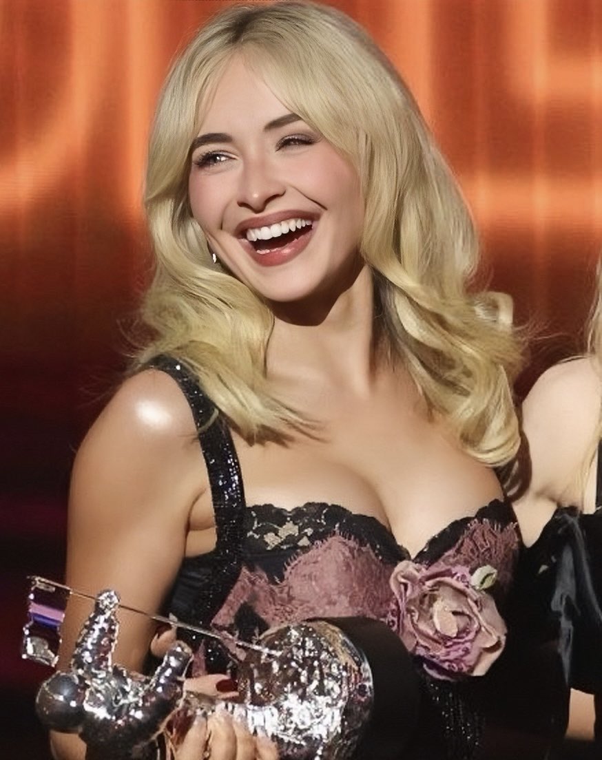 carpenterfiles's tweet photo. HER SMILE https://t.co/UABrxHh6fI