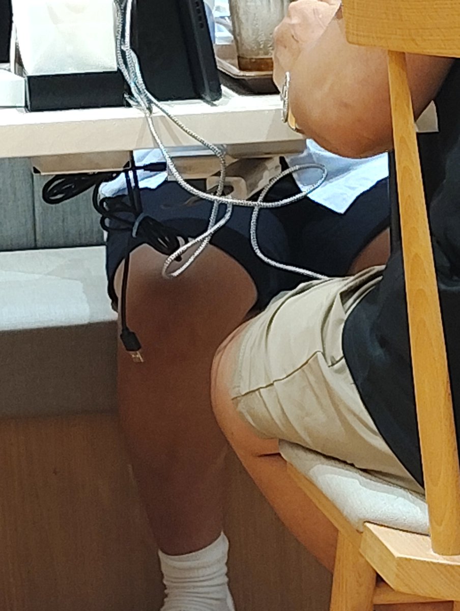 masaru0823's tweet photo. すき家で夕飯
向かいの席に座ってる人がタブレットの電源抜いて、堂々と📱充電してた👮
#すき家
#充電は窃盗罪
#子連れの親が恥ずかしい https://t.co/xJIHVnSYtP