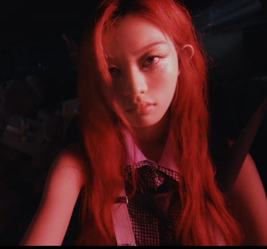 thebaseillit_'s tweet photo. MINJU debuts with red hair  for “BREAK EVEN”. https://t.co/aZbo4TvhCF