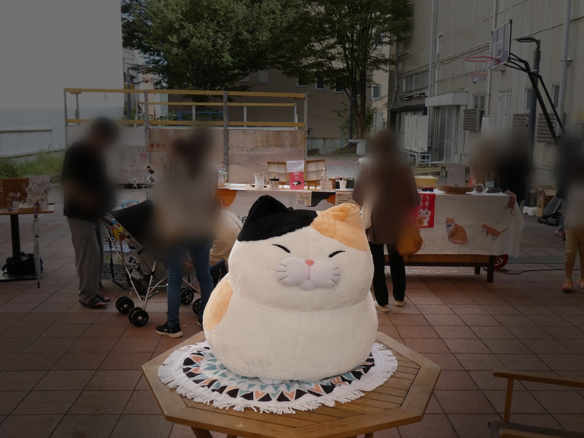 debo6486's tweet photo. #ぎんざ猫まつり 会場内でひときわ目立っていた鏡餅みたいな猫の巨大ぬいぐるみ。調べたら「ひげまんじゅう」というシリーズ名で出てる物だそう。ここの他にも、銀座通り商店街のあちらこちらにここの猫達が置かれているのが可愛かった。 https://t.co/5Ut8Ba1vaE