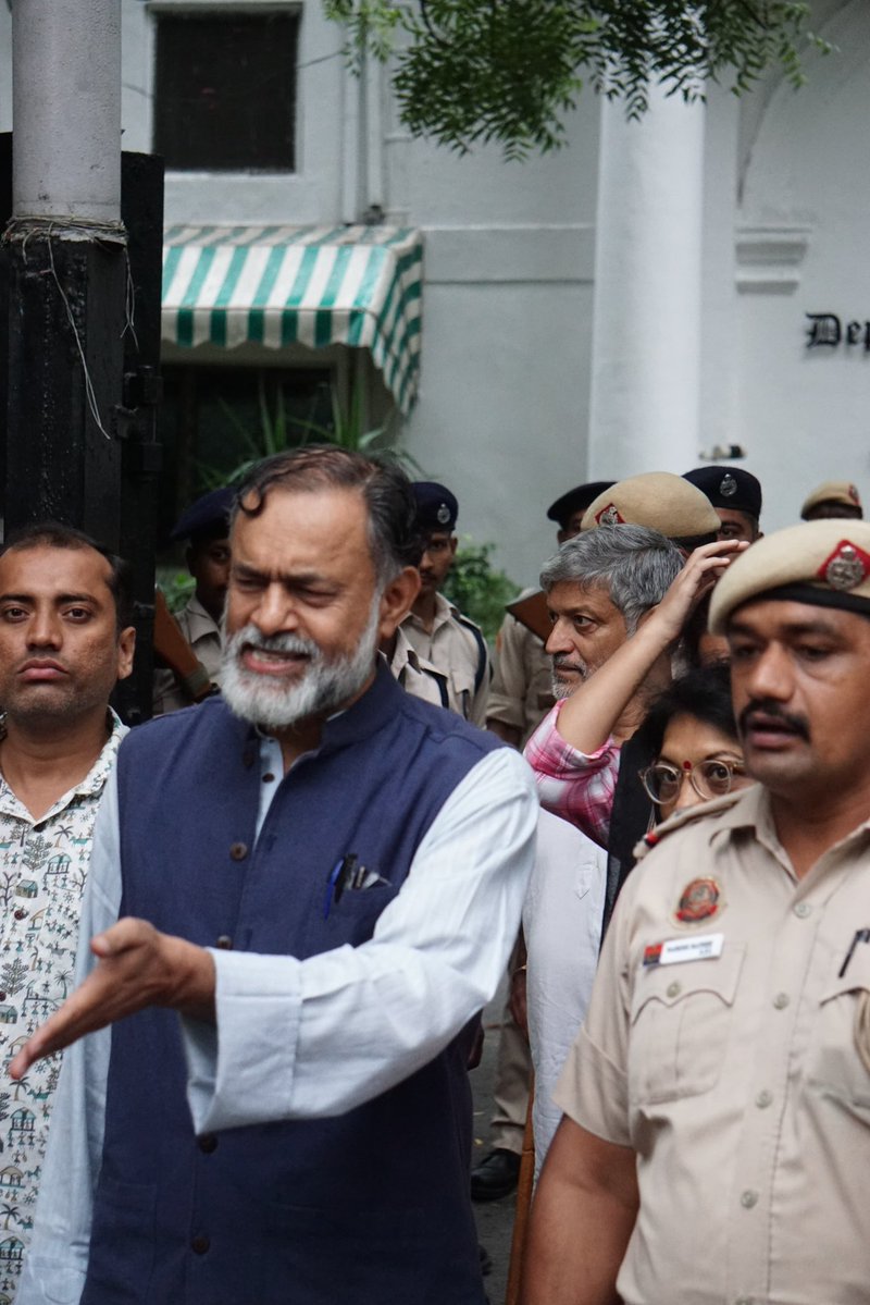 _YogendraYadav's tweet photo. आज दोपहर संसद मार्ग थाने जाकर 2 अक्टूबर को जंतर-मंतर पर प्रस्तावित प्रदर्शन की सूचना दी।

इसी सिलसिले में प्रेस क्लब ऑफ इंडिया में पत्रकार वार्ता कुछ ही देर में। https://t.co/Ckhsk9ktVW