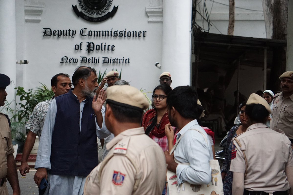 _YogendraYadav's tweet photo. आज दोपहर संसद मार्ग थाने जाकर 2 अक्टूबर को जंतर-मंतर पर प्रस्तावित प्रदर्शन की सूचना दी।

इसी सिलसिले में प्रेस क्लब ऑफ इंडिया में पत्रकार वार्ता कुछ ही देर में। https://t.co/Ckhsk9ktVW