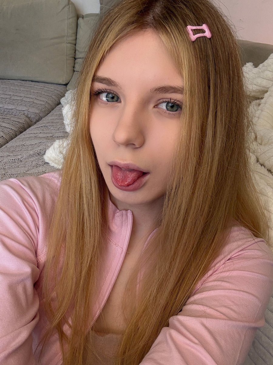 ChloeDavisv8's tweet photo. Took a set of photos in bed this morning that turned out way too wild for the main feed... 🙈 https://t.co/TYxnMzwFRe