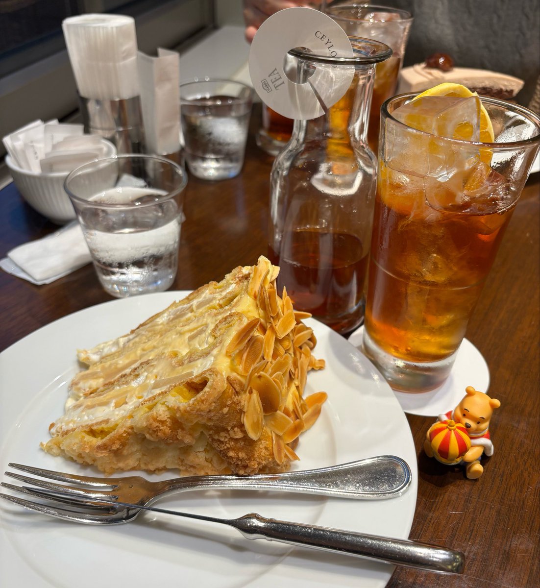 tono_bd's tweet photo. お友達と十二国記の展示見て飲んで食べてしてきた。
チャコットの展示綺麗だったからパシャってきたけど、まずオデット！！ってなってた。 https://t.co/gAhyy82txy