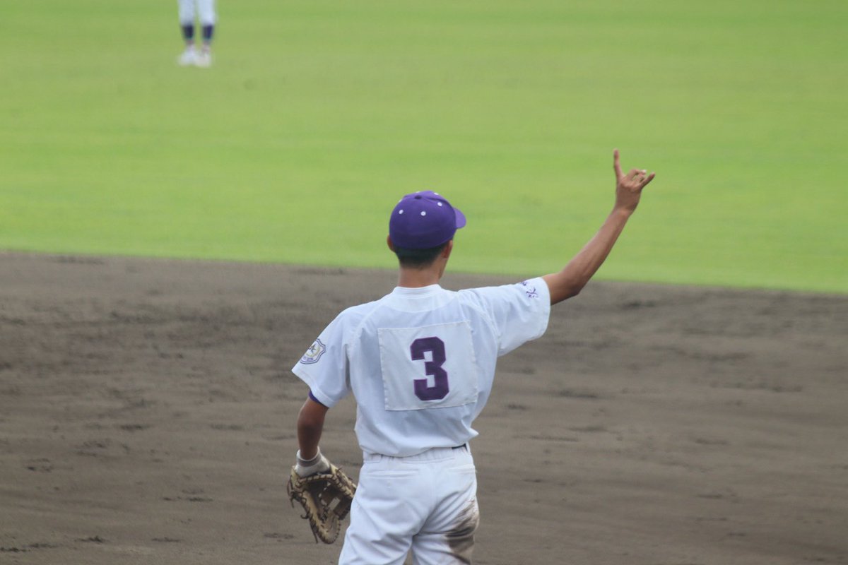 HitachiKitk6's tweet photo. 【試合結果】

秋季茨城県大会3回戦

日立北 4 - 14 霞ヶ浦(5回コールド)

今年の夏、茨城を制した霞ヶ浦高校とベスト8をかけた戦い。
結果は5回コールド負け。
初回、幸先良く先取点を上げたがすぐに追いつかれ、3回に3点を追加される苦しい展開。

一方で4回に3点を奪い同点。この試合の4点は新チームで一番意識的に取り組んできた走塁でもぎ取った4点でした。

その後の失点は、我々の隙を逃さずに一気に畳みかけられました。そこに一番強さを感じました。

秋季大会、地区予選から数えると全部で5試合戦うことができました。

このチームは公式戦を戦う度に成長を感じました。

37年ぶりのベスト16。
ベスト8の壁はとてもとても高かった。
嬉しさと悔しさ、両方を経験できたことは間違いなく来春に向けて、チームの意識を加速させてくれるはずです。

また、今大会においては保護者の皆様をはじめ、たくさんの方々の応援に背中を押されました。
改めて感謝致します。ありがとうございました。

日立北高校野球部は、更に進化していきます。

引き続き応援のほど、よろしくお願い致します。