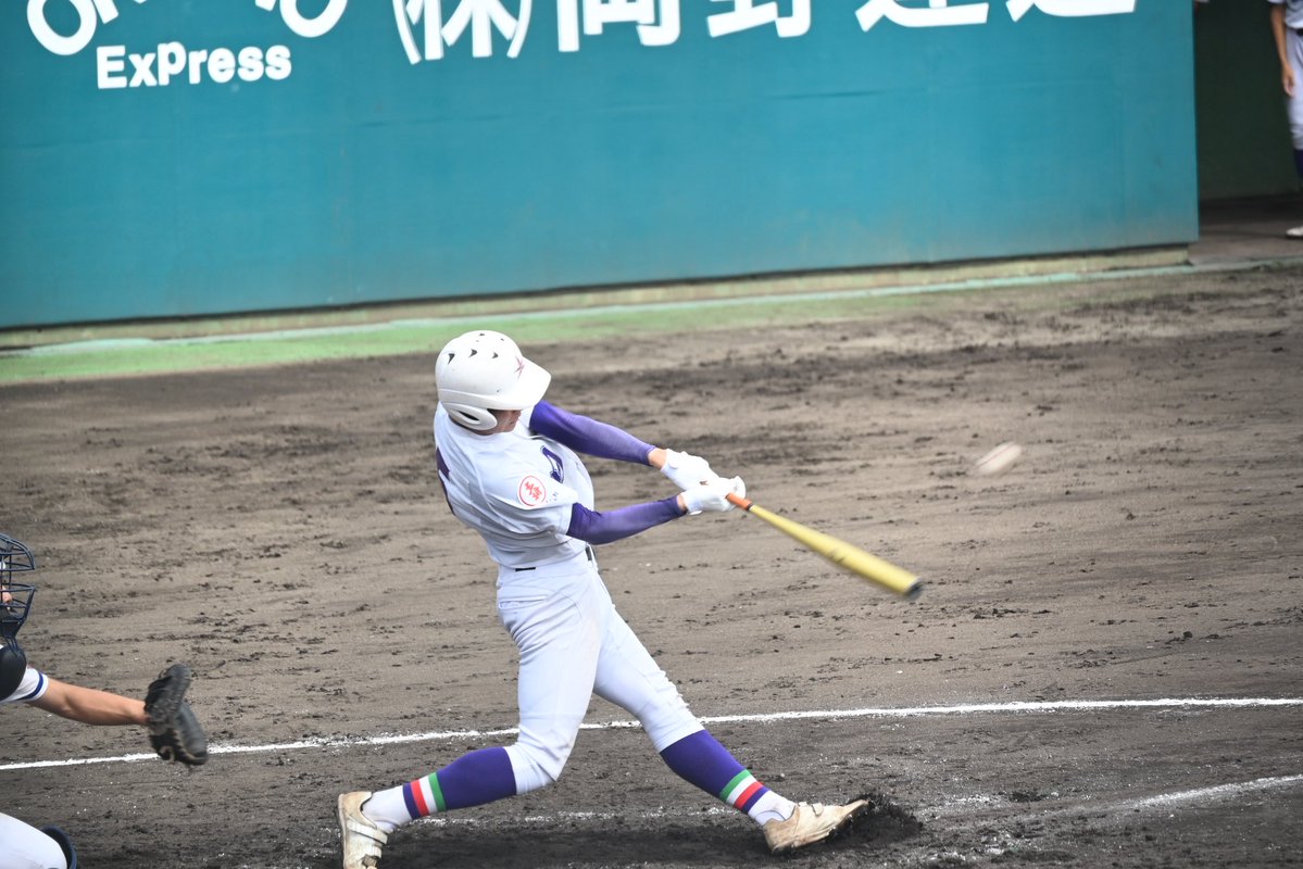 HitachiKitk6's tweet photo. 【試合結果】

秋季茨城県大会3回戦

日立北 4 - 14 霞ヶ浦(5回コールド)

今年の夏、茨城を制した霞ヶ浦高校とベスト8をかけた戦い。
結果は5回コールド負け。
初回、幸先良く先取点を上げたがすぐに追いつかれ、3回に3点を追加される苦しい展開。

一方で4回に3点を奪い同点。この試合の4点は新チームで一番意識的に取り組んできた走塁でもぎ取った4点でした。

その後の失点は、我々の隙を逃さずに一気に畳みかけられました。そこに一番強さを感じました。

秋季大会、地区予選から数えると全部で5試合戦うことができました。

このチームは公式戦を戦う度に成長を感じました。

37年ぶりのベスト16。
ベスト8の壁はとてもとても高かった。
嬉しさと悔しさ、両方を経験できたことは間違いなく来春に向けて、チームの意識を加速させてくれるはずです。

また、今大会においては保護者の皆様をはじめ、たくさんの方々の応援に背中を押されました。
改めて感謝致します。ありがとうございました。

日立北高校野球部は、更に進化していきます。

引き続き応援のほど、よろしくお願い致します。