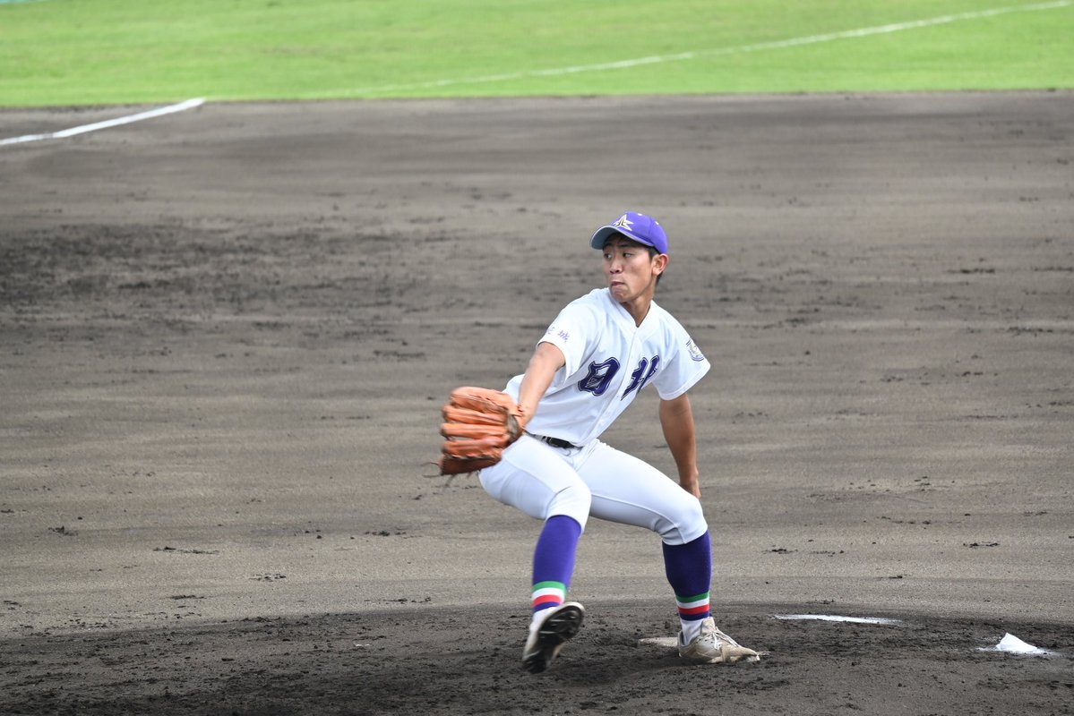 HitachiKitk6's tweet photo. 【試合結果】

秋季茨城県大会3回戦

日立北 4 - 14 霞ヶ浦(5回コールド)

今年の夏、茨城を制した霞ヶ浦高校とベスト8をかけた戦い。
結果は5回コールド負け。
初回、幸先良く先取点を上げたがすぐに追いつかれ、3回に3点を追加される苦しい展開。

一方で4回に3点を奪い同点。この試合の4点は新チームで一番意識的に取り組んできた走塁でもぎ取った4点でした。

その後の失点は、我々の隙を逃さずに一気に畳みかけられました。そこに一番強さを感じました。

秋季大会、地区予選から数えると全部で5試合戦うことができました。

このチームは公式戦を戦う度に成長を感じました。

37年ぶりのベスト16。
ベスト8の壁はとてもとても高かった。
嬉しさと悔しさ、両方を経験できたことは間違いなく来春に向けて、チームの意識を加速させてくれるはずです。

また、今大会においては保護者の皆様をはじめ、たくさんの方々の応援に背中を押されました。
改めて感謝致します。ありがとうございました。

日立北高校野球部は、更に進化していきます。

引き続き応援のほど、よろしくお願い致します。