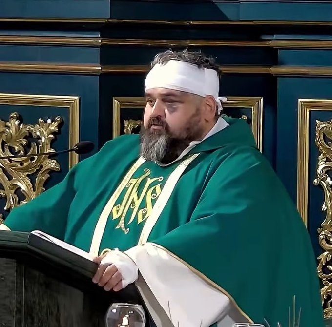 poperespecter1's tweet photo. A psycho with a knife tried to murder this priest. Two days later he is celebrating mass. https://t.co/J0Q8UpOoca