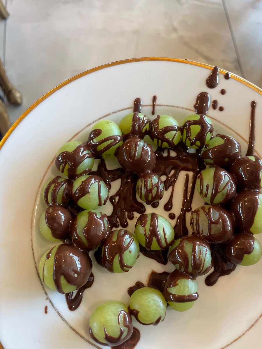 3arbiPerspicace's tweet photo. De quoi bien commencer la semaine… mes petits raisins au chocolat vous me faites vibrer bordel https://t.co/T6ZrUsmn0V