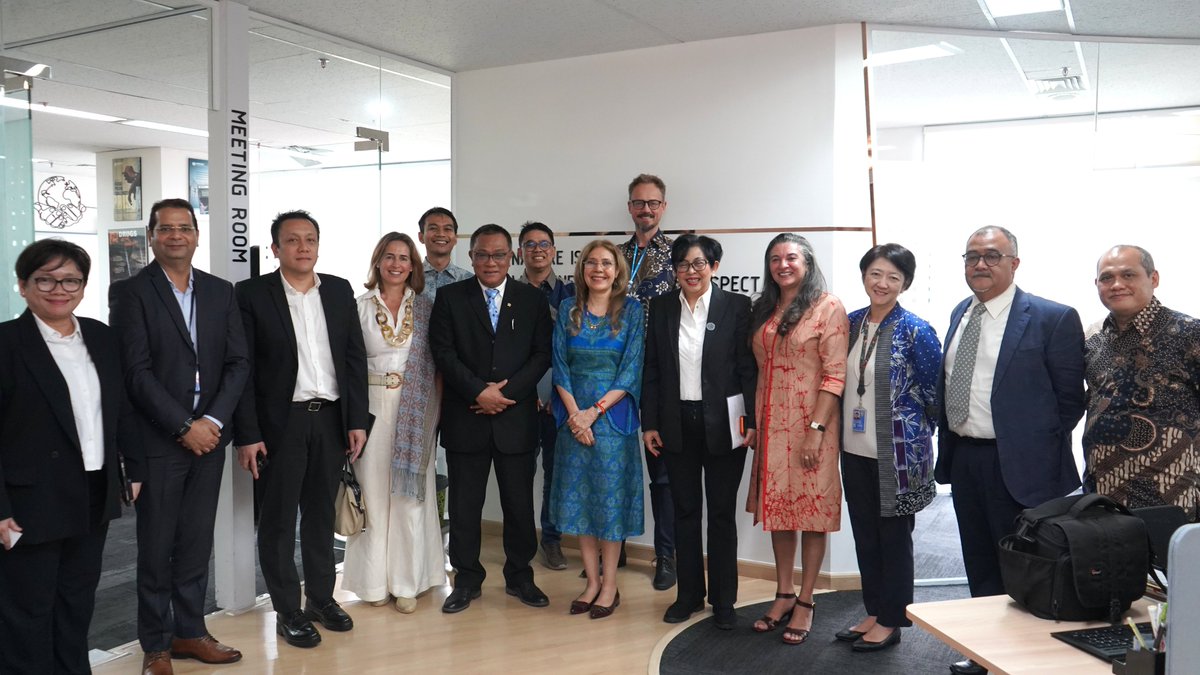 SabharwalGita's tweet photo. It was an honour to host H.E. Mohammad Jumhur Hidayat, Minister of Environment (@KLH_BPLH), at the @UNinIndonesia premises today for a comprehensive discussion on the UN’s contribution to accelerating delivery of Indonesia’s NDC through stronger partnerships, technical expertise, and innovation that can drive impact at scale.