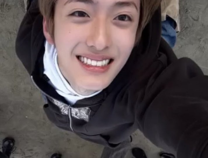 donatbaekgu's tweet photo. sanghyeon smiles and he didnt know his three hyungs out of frame 😭🫳🏻 https://t.co/rUadoL0tqv