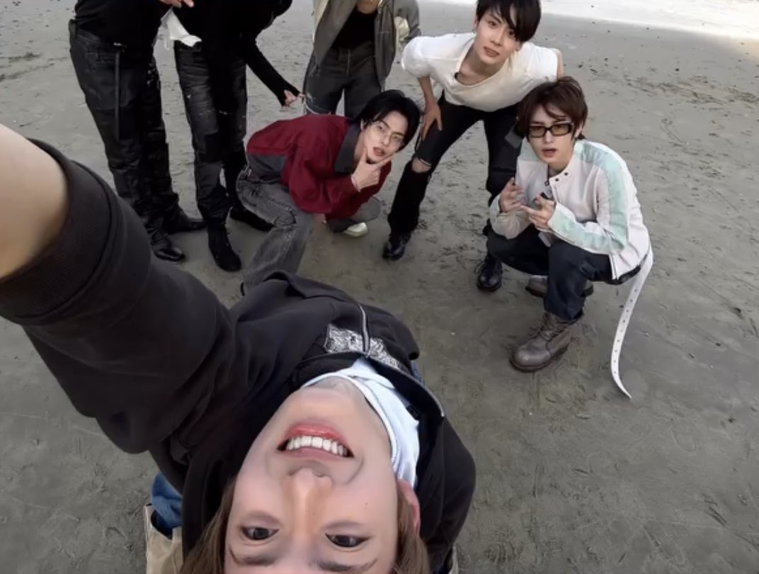 donatbaekgu's tweet photo. sanghyeon smiles and he didnt know his three hyungs out of frame 😭🫳🏻 https://t.co/rUadoL0tqv
