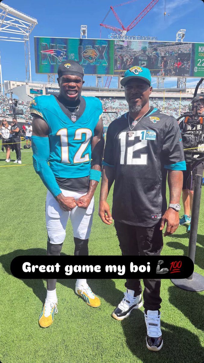 wavecheckers's tweet photo. Travis Hunter &amp; his dad at his game with his son 🏈 https://t.co/d1m78HOVlZ