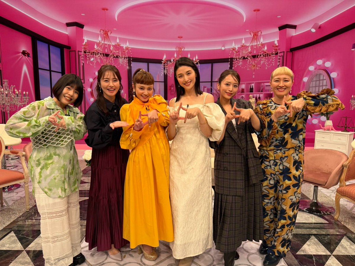 averajyo's tweet photo. 🌹🌹＼#アベレー女／🌹🌹
𝟭𝟬/𝟮(金)よる𝟵時𝟱𝟴分放送 !!!
〓〓〓〓〓〓〓〓〓〓〓〓〓〓

こんばんは🌙
＃アベレー女 です。

第2弾に集う
“ゲスト＝アベレー女”の皆様👄🖤は――

🌹磯山さやか さん
🌹近藤千尋 さん
🌹平愛梨 さん
🌹橋本マナミ さん
🌹丸山桂里奈 さん
🌹吉田結衣（カーネーション）さん

今回も個性たっぷり✨
素敵な皆様が集結！
もう、大盛り上がりだったんだから🤭
果たしてどんな夜になるのか…🫶🏻
アベレー女たちの
赤裸々トークにも注目よ⚖️

今後の情報解禁もお楽しみに💋
金曜のアベレー女放送まで、
今週もがんばりましょ🌹💜