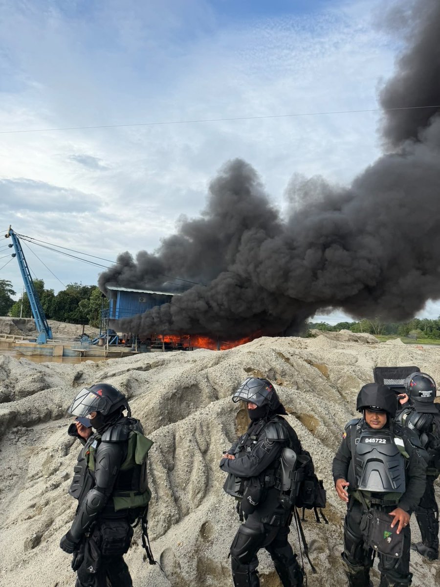ABDELAESPRIELLA's tweet photo. ¡Mi orden ha sido clara: combatir sin tregua la minería ilegal que depreda nuestros ecosistemas y alimenta el terrorismo!

En el sector de Río Viejo, sobre el río Nechí, en El Bagre (Antioquia), la Policía Nacional, el Ejército y la Armada ejecutaron la operación Aquiles. Inutilizaron 3 dragones brasileños, 2 excavadoras, 4 dragas tipo buzo y 13 motores industriales usados para extraer oro de manera ilícita.

En esa mina se extraían aproximadamente 26,5 kilos de oro al mes, valorados en $11.130 millones en el mercado informal. La subestructura Uldar Cardona Rueda del Clan del Golfo cobraba una extorsión equivalente al 15 % de esa producción: cerca de $1.669 millones mensuales. La inutilización de la maquinaria afectó su cadena logística en $6.264 millones.

Cada máquina retirada de este río significa menos contaminación, menos sedimentos y menos daño a su cauce. Seguiremos golpeando las finanzas de los narcoterroristas y defendiendo el río Nechí.

¡Firme por la Patria! 

¡Que viva Cristo Rey! 

(A.D.L.E) 🇨🇴 🐅