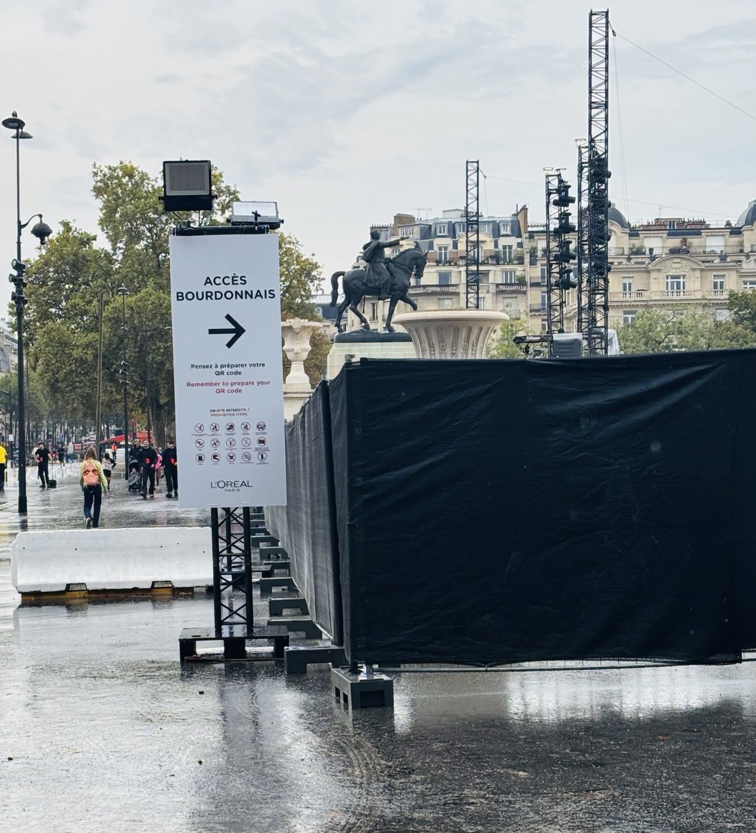 AngelGirlfreen's tweet photo. Already onsite and waiting! It was raining but luckily the sun is here! Can’t wait to see you!❤️🪽

#RebeccaxLOrealParis  #LeDefileLOrealParis 
#Beckysangels #BeckyArmstrong 
#LOrealParisTH https://t.co/VrRT62O1Sq