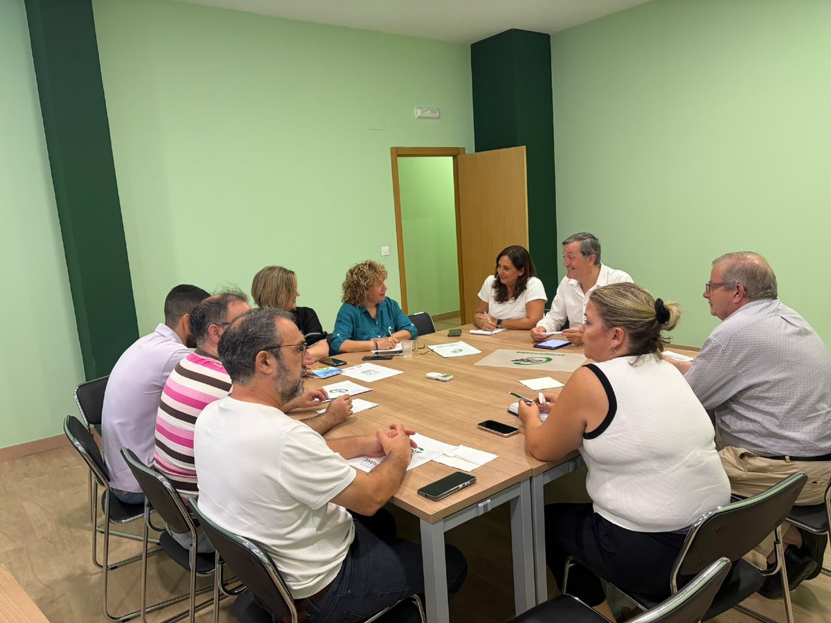 CSIFExtremadura's tweet photo. 🟢 El presidente de CSIF Extremadura, Benito Román, visita la sede de nuestra organización en Coria para conocer de primera mano la situación laboral y sindical en esta zona y planificar las actividades a realizar con los delegados en los próximos meses.
#CSIF+EsMás https://t.co/yBaiKqD0X9